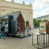 Interessierte Besucherinnen und Besucher unterhalten sich mit Studierenden der FHP zum Thema "Wohin mit der Jugend" vor dem FHP Mobil in der Potsdamer Innenstadt