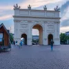 Blick auf die Ausstellung "Wohin mit der Jugend" in abendlicher Stimmung im FHP Mobil in der Innenstadt Potsdams