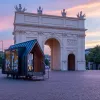 Blick auf die Ausstellung "Wohin mit der Jugend" in abendlicher Stimmung im FHP Mobil in der Innenstadt Potsdams