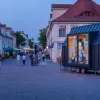 Blick auf die Ausstellung "Wohin mit der Jugend" in abendlicher Stimmung im FHP Mobil in der Innenstadt Potsdams